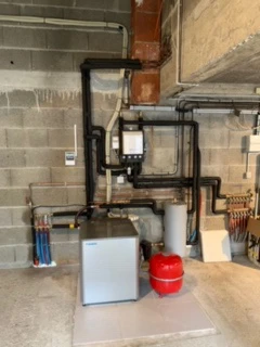 Installation en sous-sol avec murs en parpaings