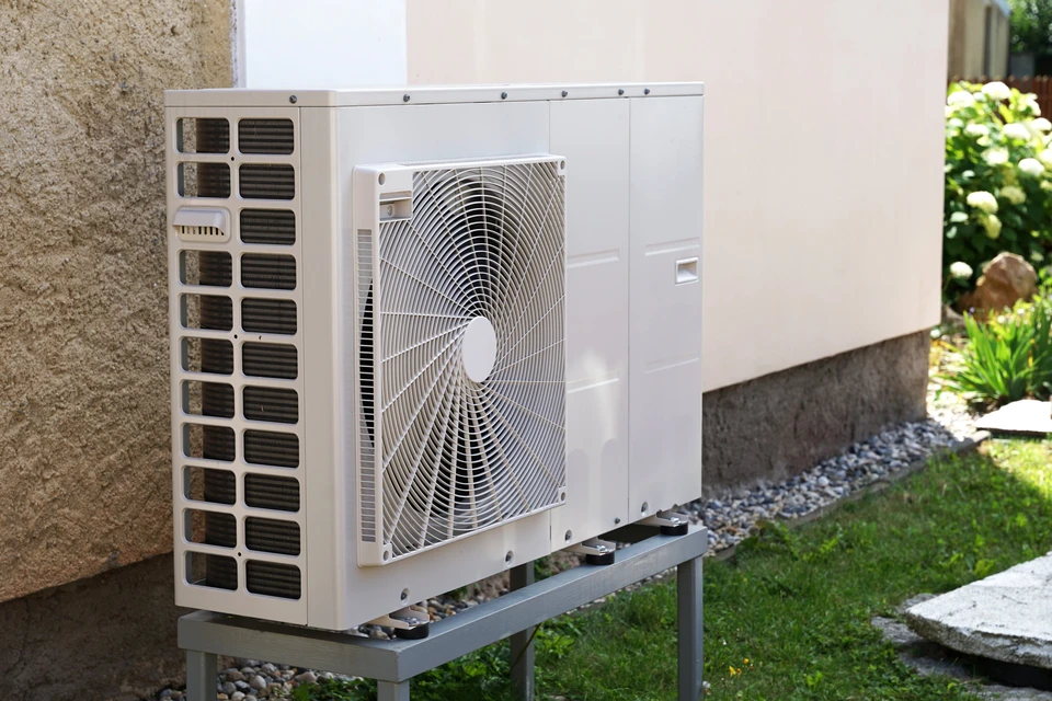 Pompe de chaleur ou climatiseur extérieur dans une maison moderne de l'avenir utilisant l'énergie électrique verte, pompe à chaleur - source efficace de chaleur