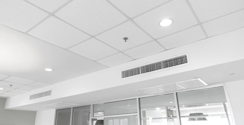 Climatiseur à cassettes au plafond et lampe moderne au plafond blanc