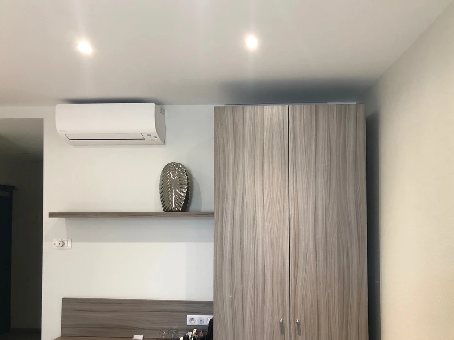 Intérieur moderne avec climatiseur mural split Daikin blanc fixé en hauteur