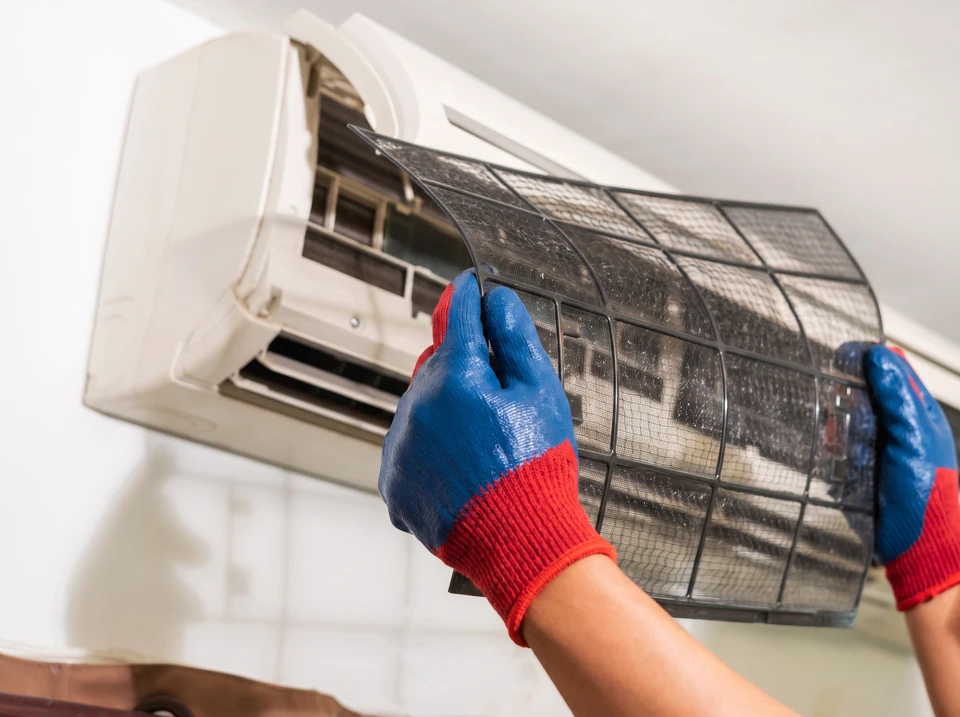 Le technicien vérifie le système de chauffage dans la chaudière avec la tablette en main