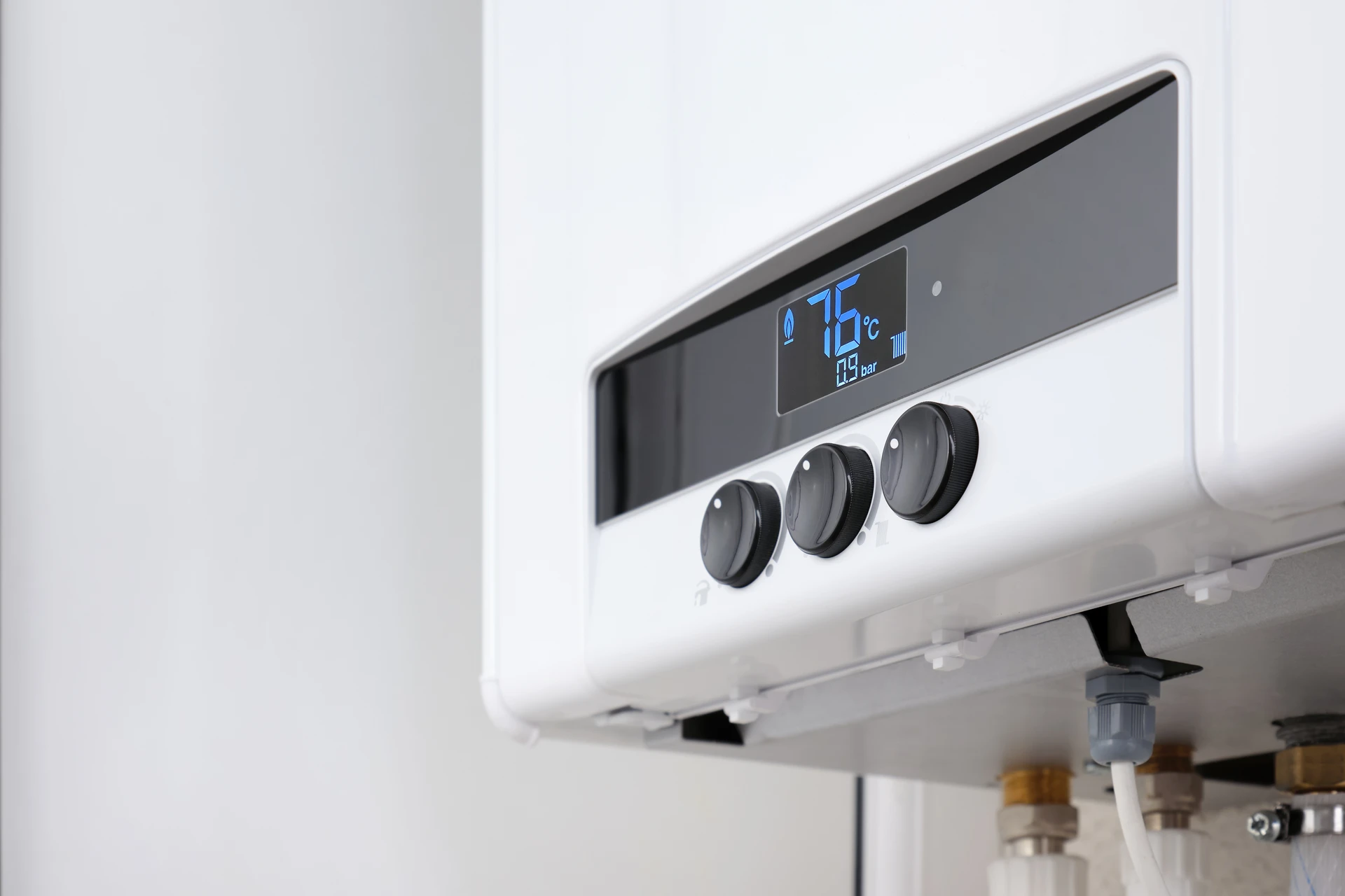 Intérieur résidentiel avec radiateur à panneaux en acier blanc diffusant de la vapeur d'eau chaude
