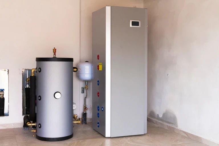 Unité extérieure d'une pompe à chaleur air-eau dans le jardin
