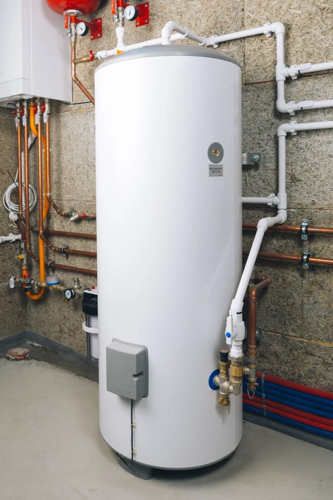 Intérieur moderne avec chauffe-eau électrique mural en acier inoxydable brossé installé sur mur gris