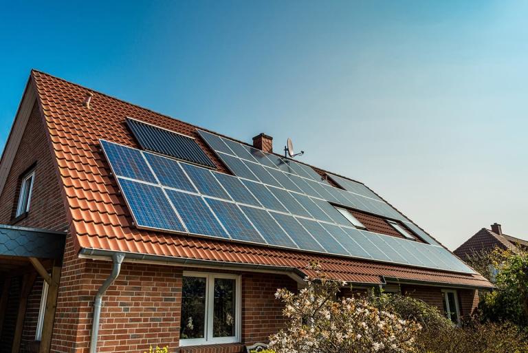 Pourquoi Installer des Panneaux Solaires à Miribel, Béligneux et Lyon : Avantages et Économies